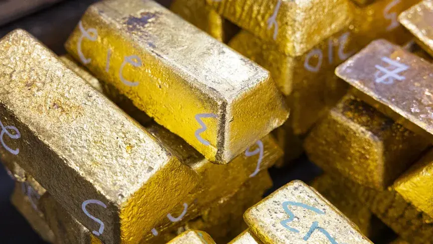 ارتفاع عوائد السندات وصعود النفط يضغطان على المعدن النفيس مع استمرار الغموض بشأن مضيق هرمز