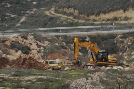 مستوطنون يشقون طريقاً استيطانياً جديداً شمال شرق رام الله