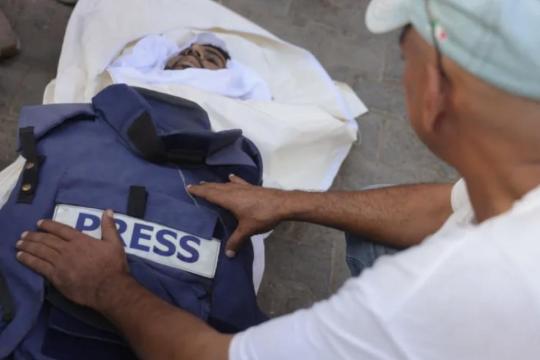 الاحتلال الإسرائيلي يقتل 44 صحفياً فلسطينياً في خيام النزوح بغزة ضمن استهداف ممنهج