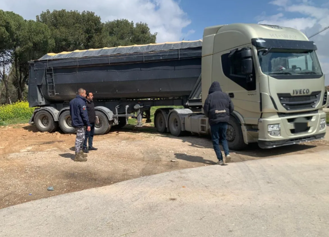سلطة جودة البيئة والضابطة الجمركية تضبطان شاحنة قادمة من مستعمرة "هار جيلو"
