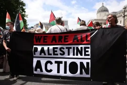 ترجمات مصدر: سجناء مرتبطون بحركة “Palestine Action”  البريطانية يُنقلان إلى المستشفى بعد إضراب عن الطعام