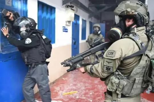 تحذيرات إسرائيلية من “انفجار” وشيك في السجون وسط تصعيد ضد الأسرى الفلسطينيين