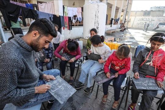مركز حقوقي: انهيار المنظومة التعليمية في غزة يدخل عامه الرابع ويهدد جيلاً كاملاً