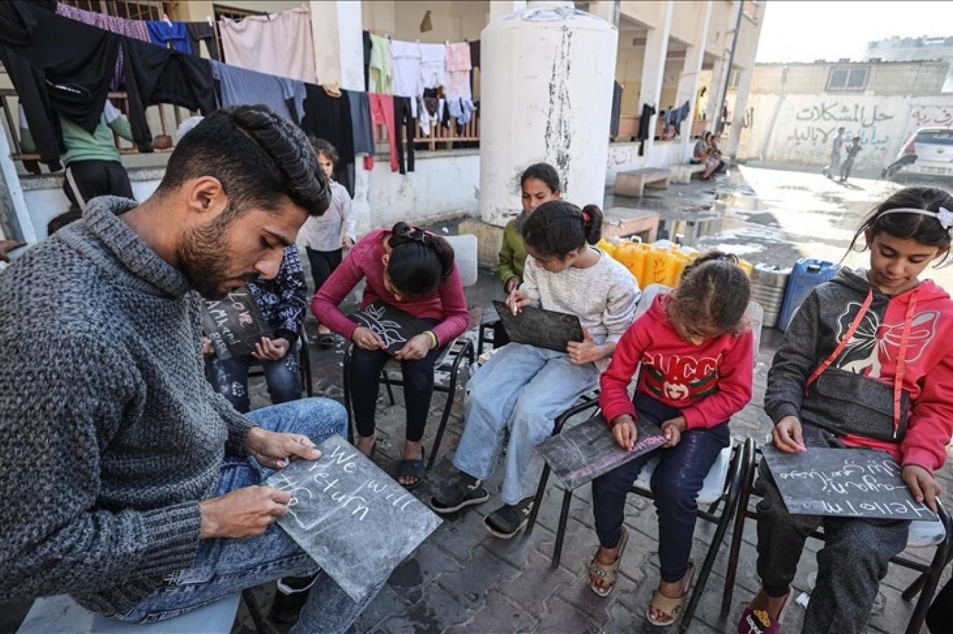 أكثر من 20 ألف طالب استشهدوا وتراجع الدوام المدرسي إلى 60 يومًا سنويًا