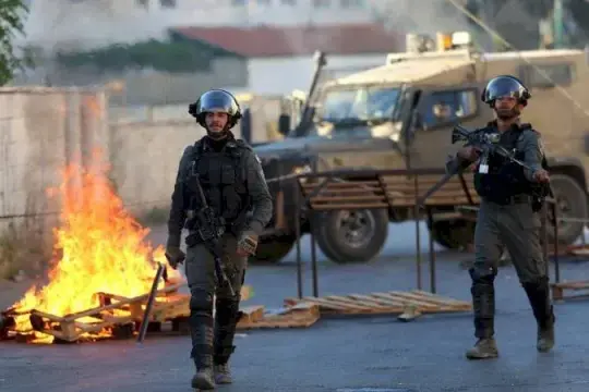 تصعيد واسع في الضفة: اعتقالات واقتحامات واعتداءات للمستوطنين تطال عدة محافظات