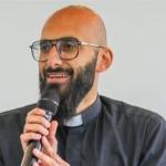 اللجنة الرئاسية لشؤون الكنائس تدين إبعاد الأب لويس سلمان وتعتبره استهدافاً للوجود المسيحي الفلسطيني