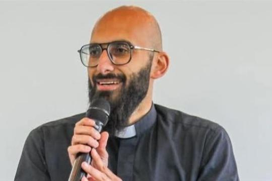 اللجنة الرئاسية لشؤون الكنائس تدين إبعاد الأب لويس سلمان وتعتبره استهدافاً للوجود المسيحي الفلسطيني