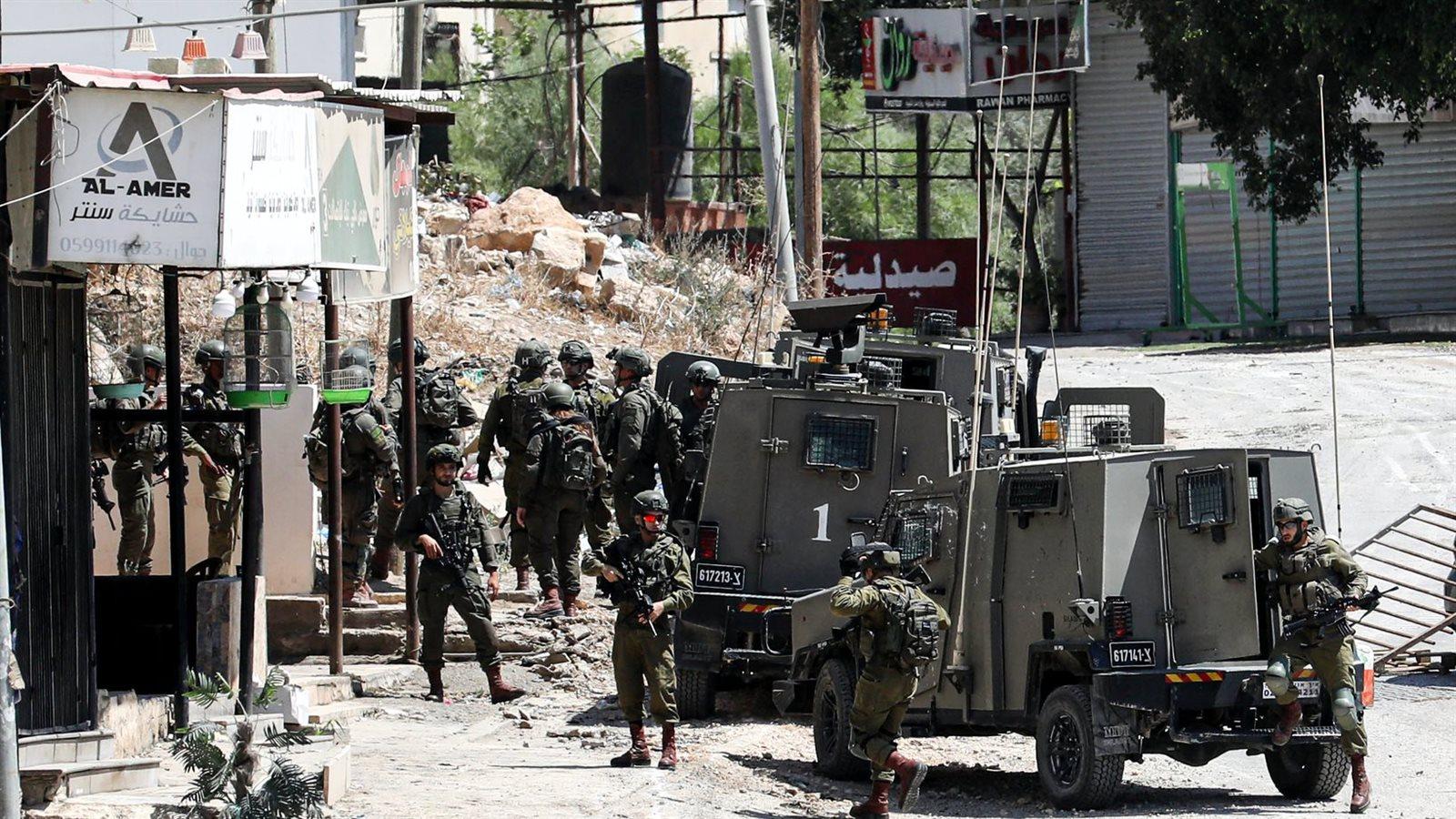 قوات الاحتلال تنتشر شرق نابلس وتغلق طرقًا بالسواتر الترابية.. واعتقال طفل في الخضر بعد الاعتداء عليه