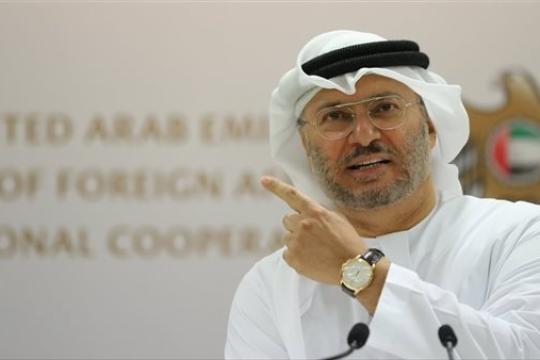 أنور قرقاش: الهجمات الإيرانية تستهدف المدنيين وليس القواعد الأميركية