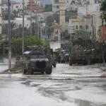 اعتقال سيدة ونجلها وشاب خلال اقتحام بلدة طلوزة شمال نابلس