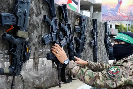 حماس تستلم مقترح خطة لحل أزمة غزة وتشترط ضمانات للانسحاب الإسرائيلي قبل مناقشة نزع السلاح