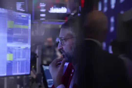 توترات أميركا وإيران تضغط على الأسهم والسندات مع ارتفاع النفط والعوائد