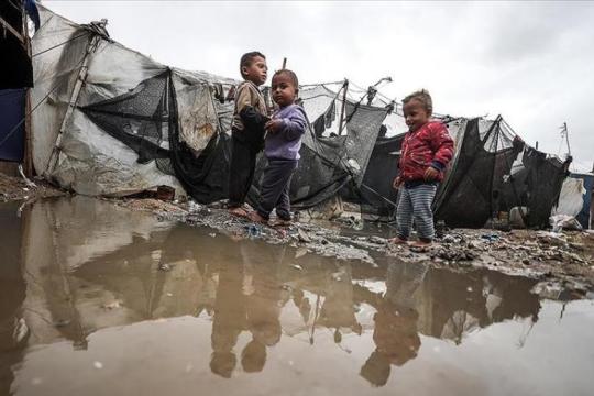 الدفاع المدني بغزة ينفذ 49 مهمة ميدانية ويستخرج شهيدين خلال المنخفض الجوي