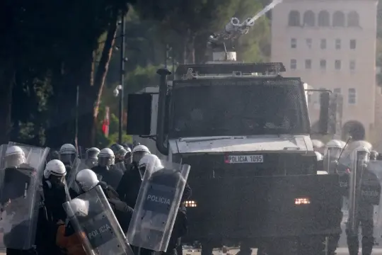 اشتباكات عنيفة في ألبانيا ومحتجون يطالبون باستقالة إيدي راما