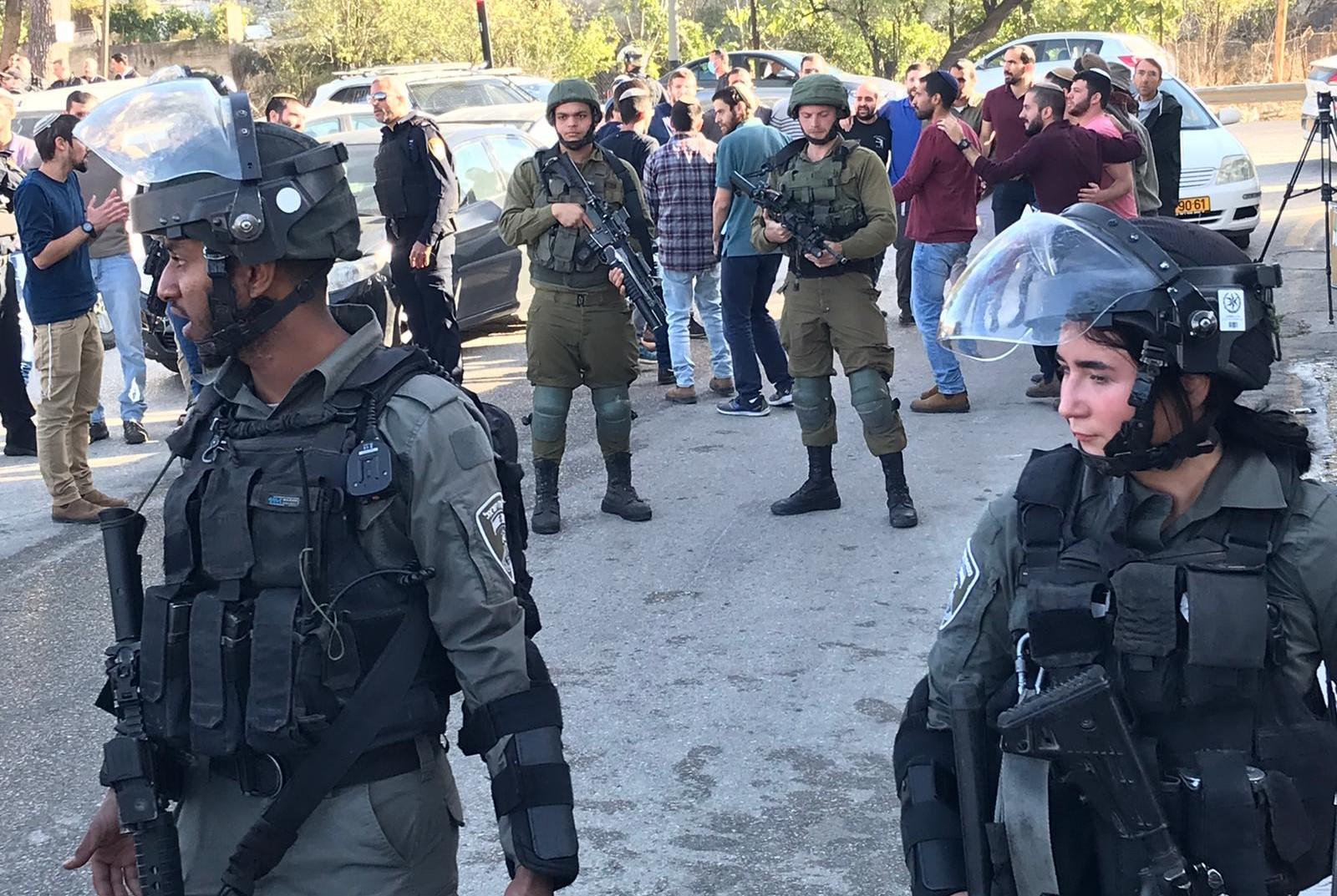 إطلاق نار واعتقالات واقتحامات متواصلة بالتزامن مع هجمات نفذها مستوطنون على منازل وأراضٍ فلسطينية