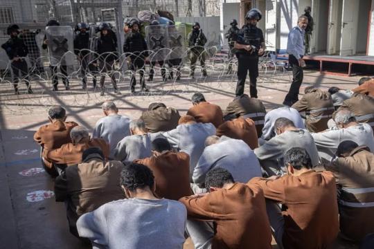 11 أسيراً فلسطينياً يقضون أكثر من ثلاثة عقود في سجون الاحتلال