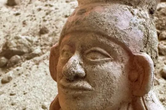 اكتشاف مقبرة فاخرة لطفل من النخبة عمرها 1500 عام في بيرو