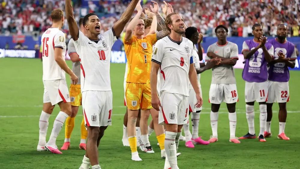 كاراجر يدعو لاستغلال نقاط ضعف ميسي الدفاعية، وشيرر يحذر من التحكيم، وسكولز وأوين يتوقعان مواجهة متكافئة في نصف نهائي كأس العالم 2026.