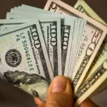 الدولار يسجل أفضل أداء أسبوعي منذ شهرين مع تصاعد توقعات رفع الفائدة الأميركية