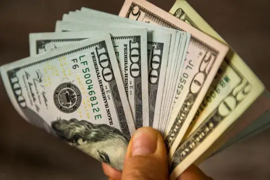 الدولار يسجل أفضل أداء أسبوعي منذ شهرين مع تصاعد توقعات رفع الفائدة الأميركية