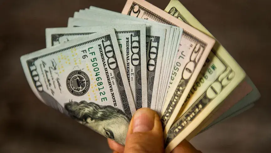 بيانات التضخم والحرب في الشرق الأوسط تعزز قوة العملة الأميركية وتضغط على اليورو والجنيه الإسترليني