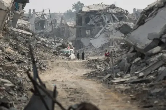 الأمم المتحدة تحذّر من توسّع السيطرة الإسرائيلية في غزة عبر “الخط البرتقالي” وتقلّص المساحات الإنسانية