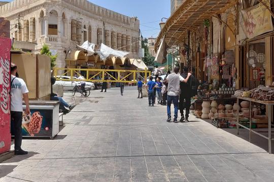 الاحتلال ينصب بوابة حديدية وبرجاً عسكرياً في البلدة القديمة بالخليل