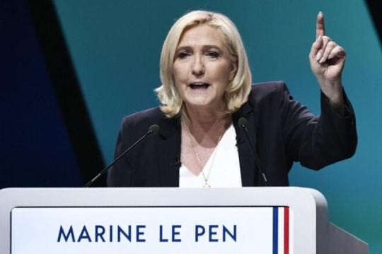 لقاء مفاجئ بين السفير الإسرائيلي في باريس ومارين لوبان يثير جدلاً سياسياً واسعاً