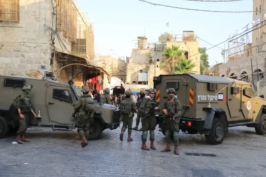 تصعيد إسرائيلي متواصل في الضفة والقدس: عشرات الإصابات واعتقالات ومداهمات