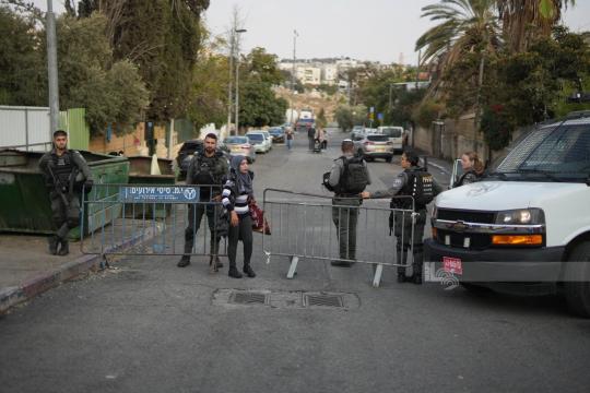 الاحتلال يعتقل مواطنين من بلدة قطنة شمال غرب القدس
