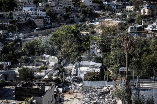 إخطار مقدسي بهدم منزله في سلوان واقتحامات إسرائيلية تطال منازل بحي البستان