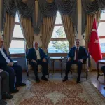 وزير الخارجية التركي يستقبل وفدًا من حماس في إسطنبول