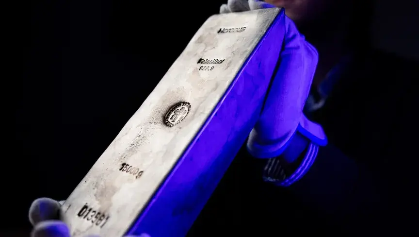 تراجع الفضة 26% والذهب 9% بعد إعلان ترمب ترشيح كيفين وارش لرئاسة الاحتياطي الفيدرالي