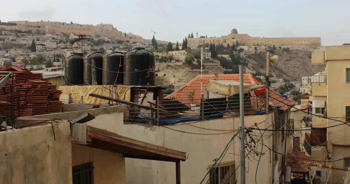 أوامر الإخلاء تشمل الجزء المهدد وموقف المركبات، وسط تصاعد هجمات الاستيطان في حي بطن الهوى