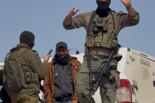 الاحتلال يعتقل راعي أغنام ويعتدي على مواطن في مسافر يطا