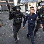 الاحتلال يعتقل طالبًا ويقيم حاجزًا شمال القدس