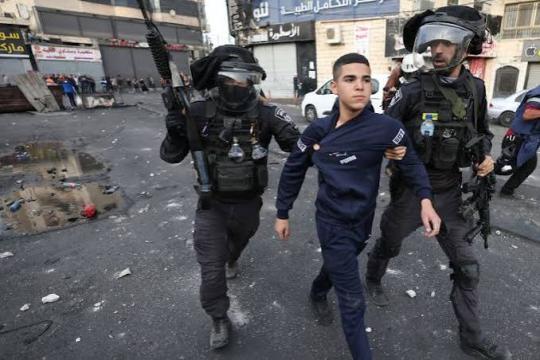 الاحتلال يعتقل طالبًا ويقيم حاجزًا شمال القدس