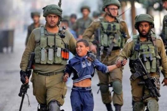 الاحتلال يعتقل طفلًا ويغلق حاجز قلنديا بالقدس