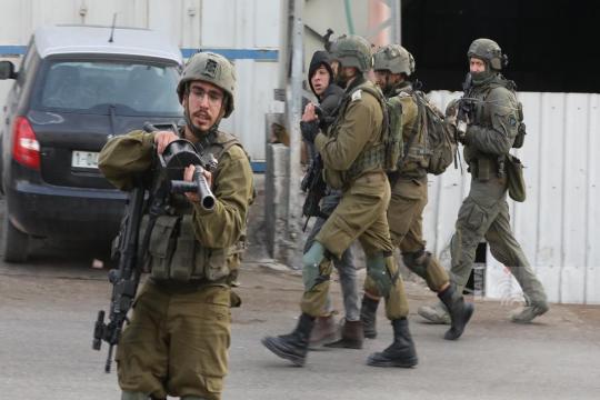 الاحتلال الإسرائيلي يعتقل 12 مواطناً في اقتحام بلدة بيت فجار جنوب بيت لحم