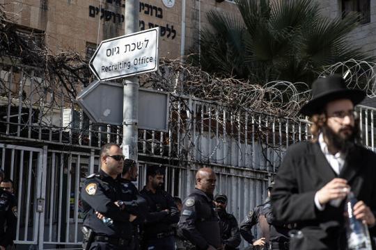 رفضا للخدمة العسكرية.. اعتقال 15 حريديا تظاهروا قرب تل أبيب