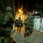 قوات الاحتلال تشن حملة دهم واعتقالات بمناطق متفرقة بالضفة الغربية