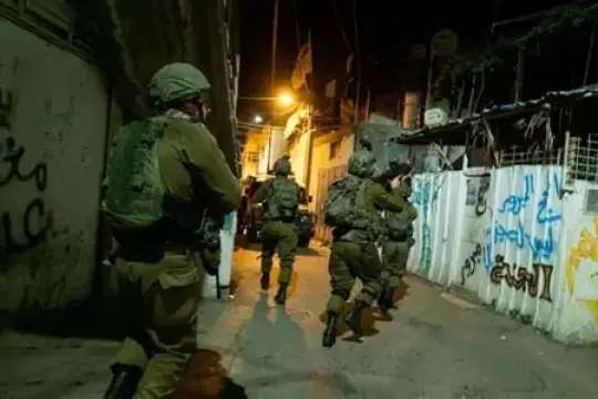 الاحتلال يعتقل أسيرًا محررًا بعد إصابته في رام الله