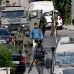 مستوطنون يهاجمون محال تجارية في البلدة القديمة والاحتلال يعتقل أصحابها