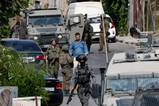 مستوطنون يهاجمون محال تجارية في البلدة القديمة والاحتلال يعتقل أصحابها