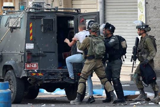 بالأسماء.. الاحتلال يعتقل 13 مواطنًا بالضفة منذ فجر اليوم