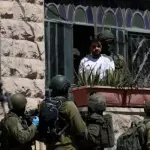 محافظة القدس: قوات الاحتلال تحتجز 53 شابا في مركز تحقيق أقامته داخل أحد المنازل