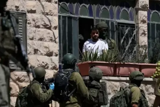 محافظة القدس: قوات الاحتلال تحتجز 53 شابا في مركز تحقيق أقامته داخل أحد المنازل