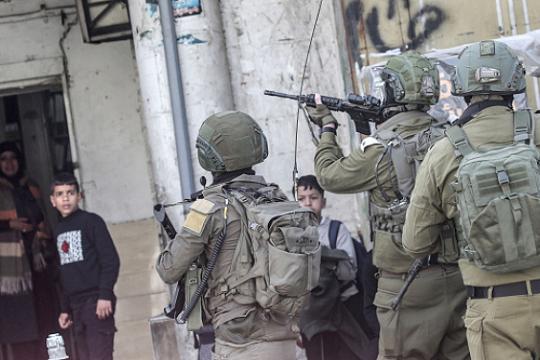 استشهاد شاب وإصابة العشرات خلال اقتحامات إسرائيلية متواصلة في الضفة الغربية