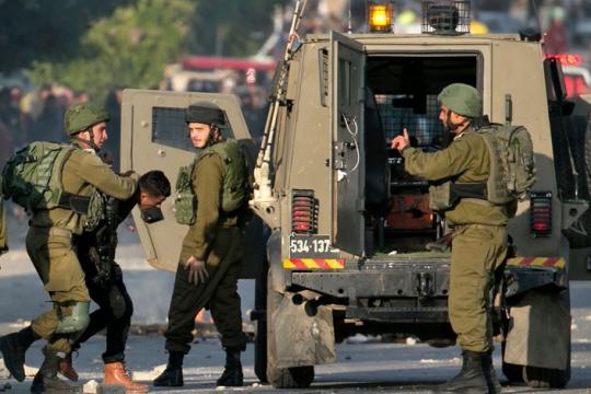 الاحتلال يعتقل 17 فلسطينياً ويصيب 6 خلال اقتحامات واسعة بالضفة الغربية