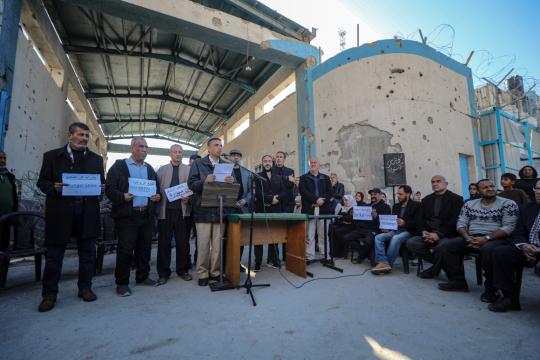 وقفة احتجاجية لموظفي أونروا في غزة احتجاجاً على الفصل التعسفي